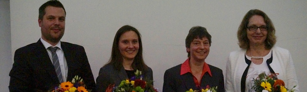 v.l.n.r.: Stephan Hurtmanns (600. Absolvent), Studienpreisträgerinnen: Natalie Welter, Dr. Henrietta Dehmlow, Dr. Elke Maneke